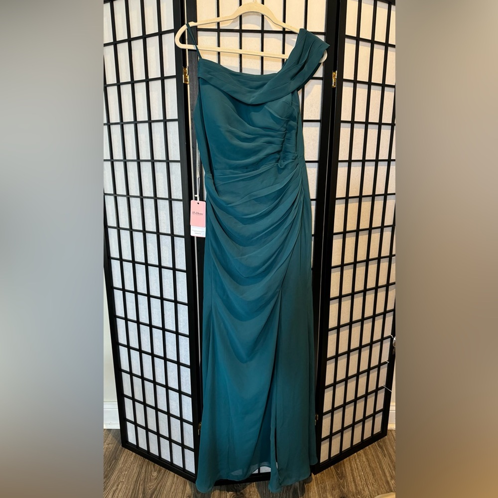 NWT Trumpet/ Mermaid gown in peacock.